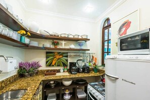Frigorífic, microones, forn i placa de cuina 