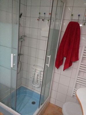 Een douche, een haardroger, handdoeken, zeep