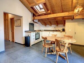 Ovn, kokeplater og oppvaskmaskin