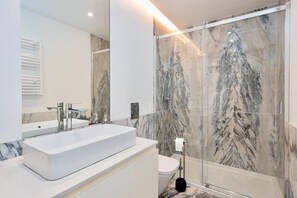 Bathtub, hair dryer, bidet, towels