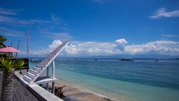 Playa en los alrededores y playa de arena blanca
