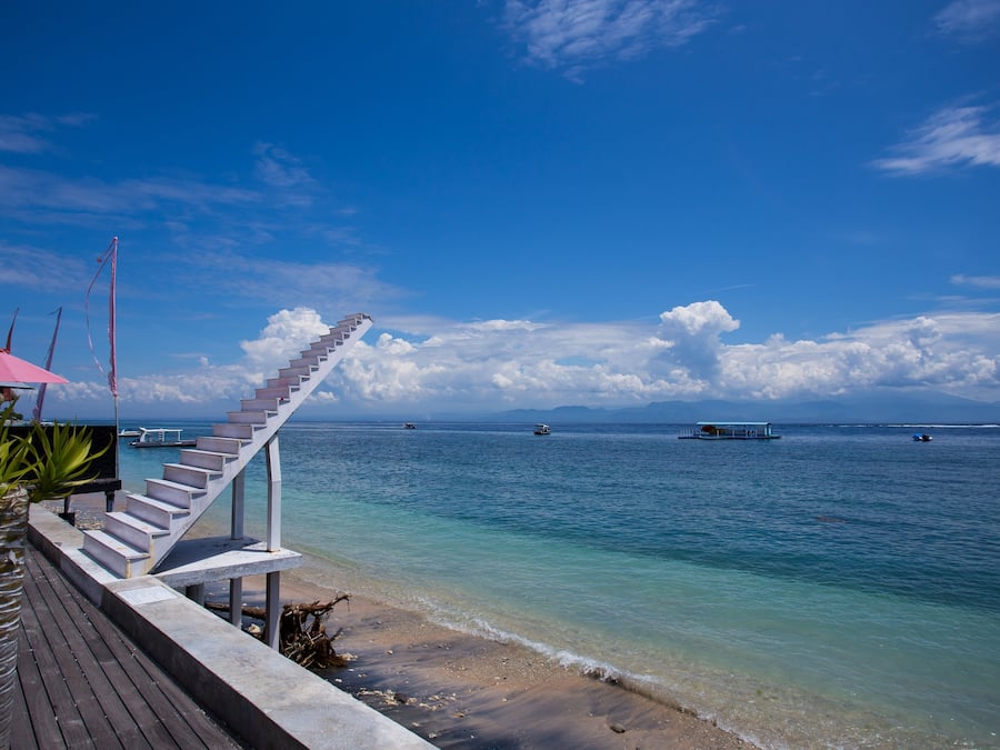 Perto da praia, areia branca