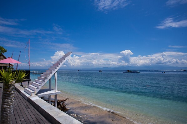 在海灘附近、白沙