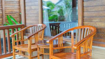 Habitación Deluxe, 1 cama King size, vista a la alberca | 1 habitación, ropa de cama hipoalergénica y camas Select Comfort