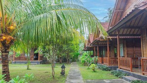 A wooden house with a porch and a pathway leading to it. - Rijet Villa Beach & Restaurant (Penida Island)