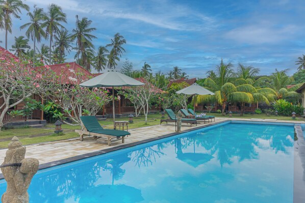 حمّام سباحة خارجي، مفتوح من 7:30 صباحا إلى 10:00 مساءً، مقاعد للتشمس