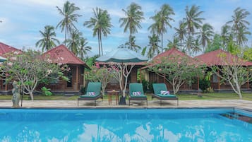 Alberca al aire libre, acceso de 07:30 a 22:00, y camastros