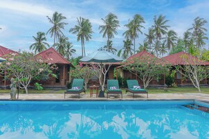 Piscina all'aperto, con ingresso dalle 07:30 alle 22:00, lettini