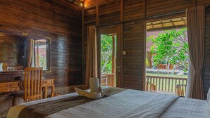 A wooden room with a bed, a desk, and a chair. - Rijet Villa Beach & Restaurant (Penida Island)