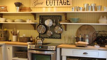 Refrigerador, horno, parrilla de estufa y cafetera y tetera