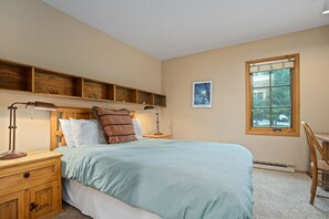 2 bedrooms, desk, free WiFi, bed sheets - 2 Bedrooms + Loft - Hot Tub, Ski Locker, Great Views - 30+ Night Rentals Welcome! (Steamboat Springs)