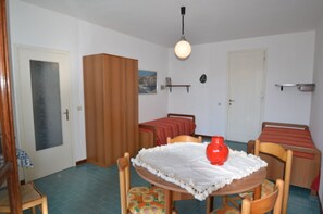 1 bedroom, bed sheets