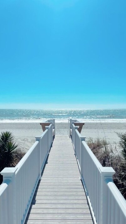 5 Bedroom & 5 Bath Beachfront House w/ Private Pool, Hot Tub & Beach Boardwalk!