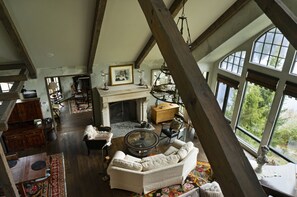 TV, fireplace, DVD player, books