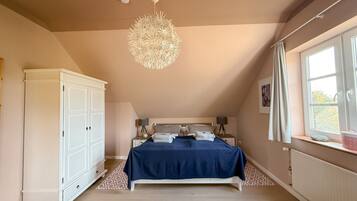 3 bedrooms, desk, iron/ironing board, free WiFi