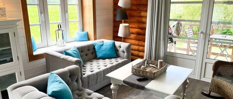 Télévision à écran plat, baby-foot, médiathèque, chaîne hi-fi