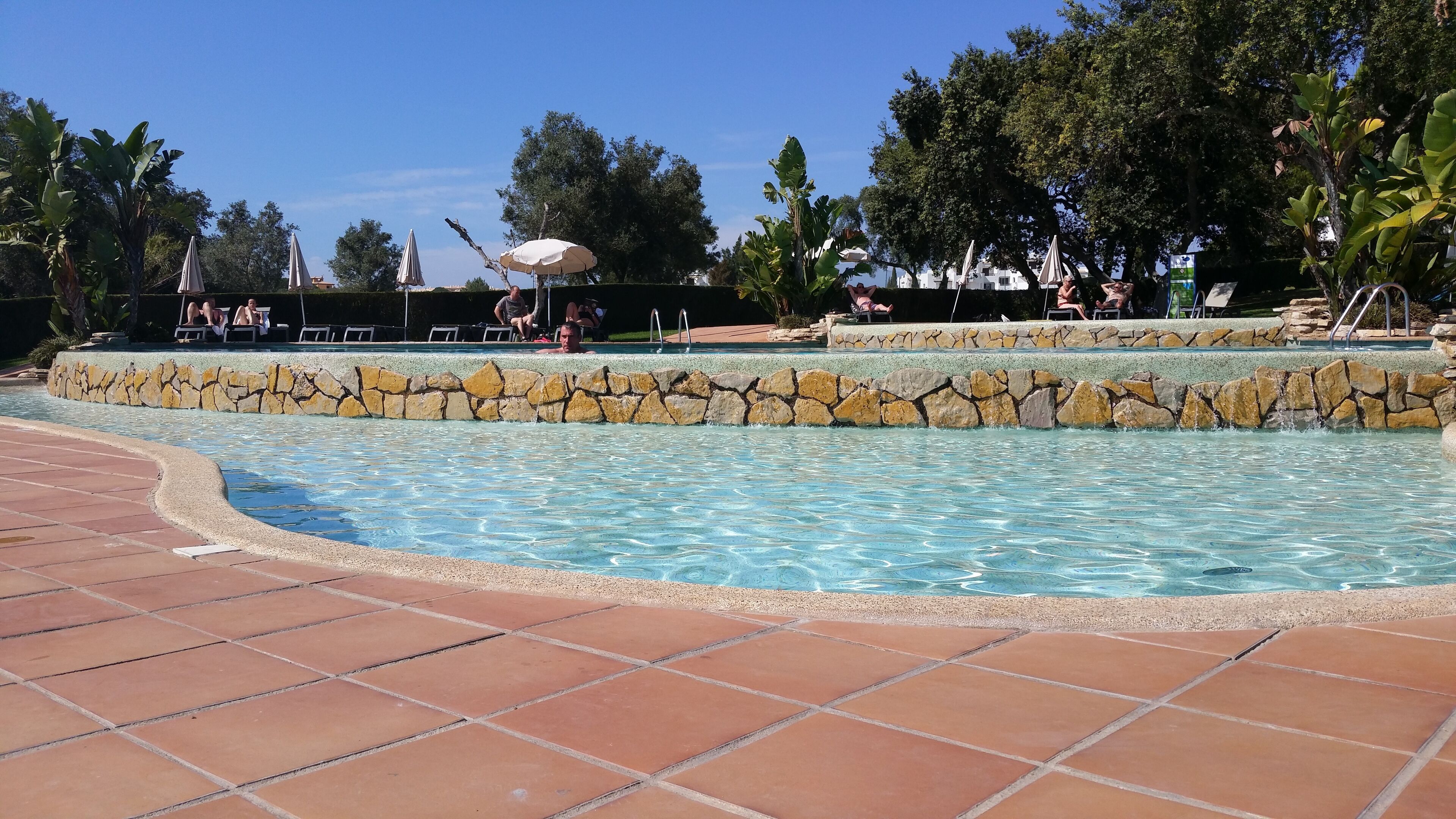 من حمّامات السباحة المغطاة، حمّام سباحة خارجي