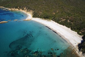 An aerial view of a coastal area with a sandy beach and clear blue waters. - Large studio with stunning sea view for breakfast and 5 minutes from the beach (Propriano)