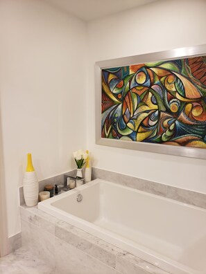 Badekar, hårtørrer, håndklæder, Sæbe