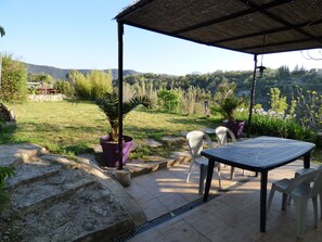 Outdoor dining - Quiet and ALL COMFORT, ideal for CURISTS, TERRACE and SWIMMING POOL not overlooked (Bédarieux)