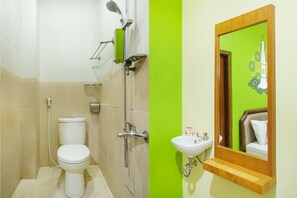Bathroom - Ndalem Mantrijeron Hotel (Yogyakarta)