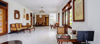 OYO 512 Ndalem Mantrijeron Hotel