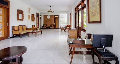 OYO 512 Ndalem Mantrijeron Hotel