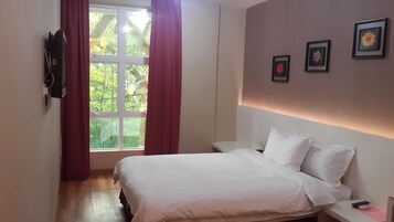Escritorio, tabla de planchar con plancha, wifi gratis y ropa de cama 