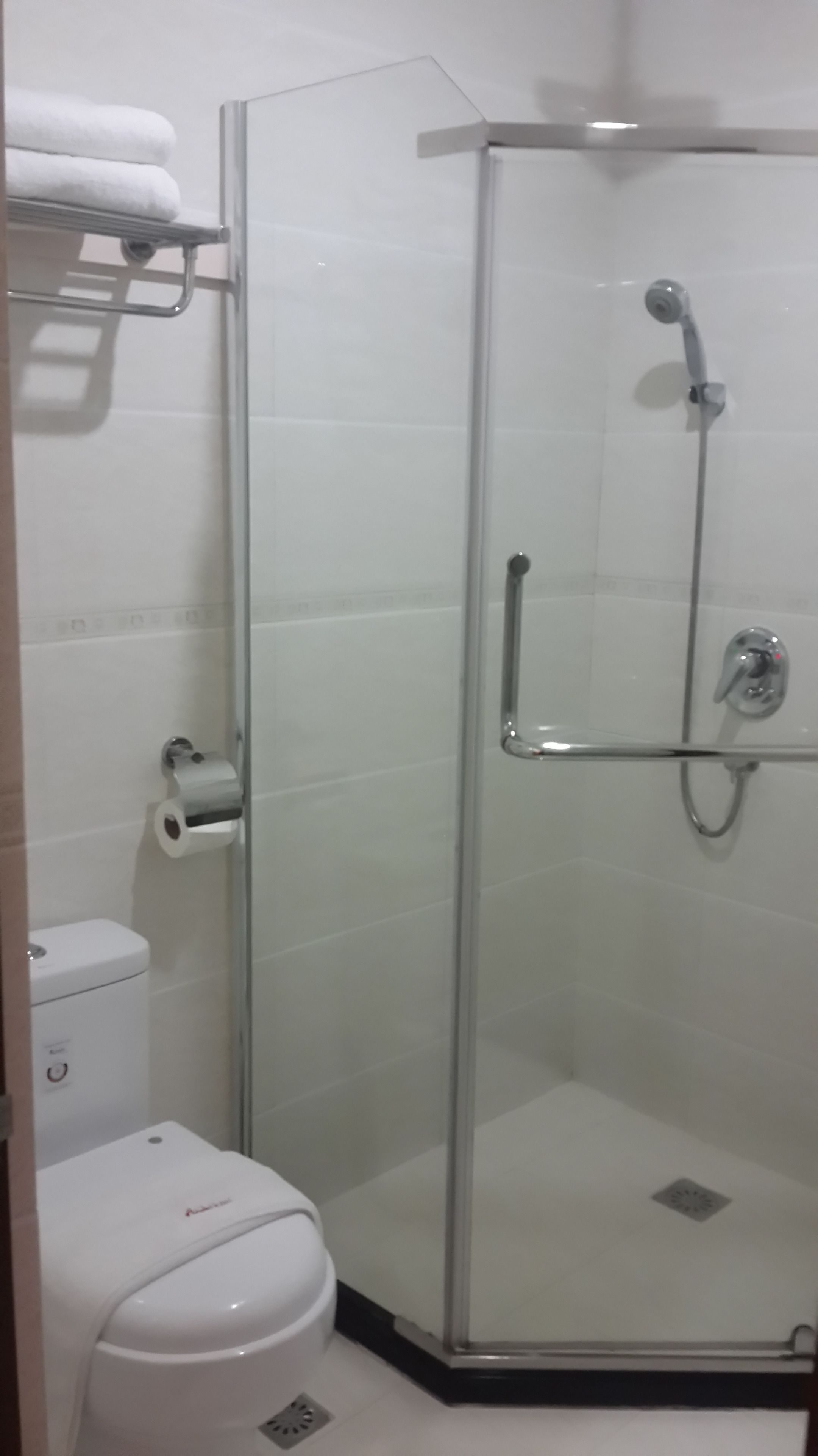 standard room, 1 queen bed, no windows | bathroom | shower, free toiletries, hair dryer, slippers