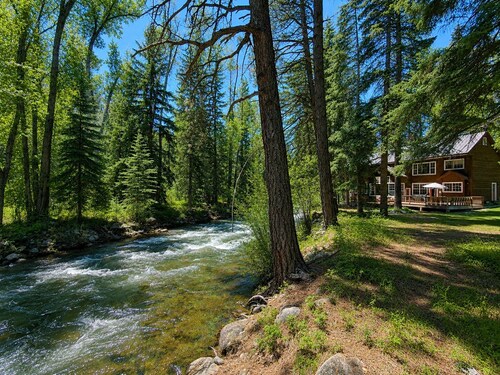 Pet Friendly Riverfront Cabin