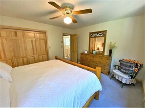 4 bedrooms, iron/ironing board, free WiFi, bed sheets - Pet Friendly Riverfront Cabin (Durango)