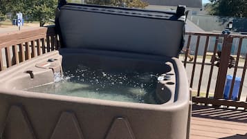 Tina de hidromasaje al aire libre