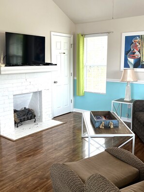 Smart TV, chimenea y reproductor de DVD 