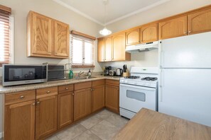 Kjøleskap, mikrobølgeovn, ovn og kokeplater