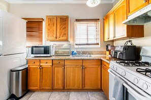 Refrigerador, microondas, horno y parrilla de estufa 