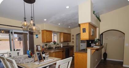 Désert Oasis 3 BR 2 BA Spacieux w / beaucoup de stationnement et situé au centre