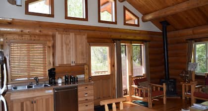 Cabina feliz: un dormitorio en Wolfridge Resort