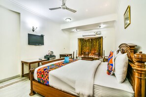 Desk, rollaway beds, free WiFi