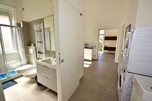 Sèche-cheveux, serviettes fournies, savon, papier toilette