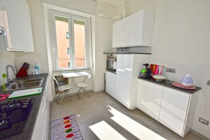 Kühlschrank, Ofen, Herdplatte, Geschirrspüler