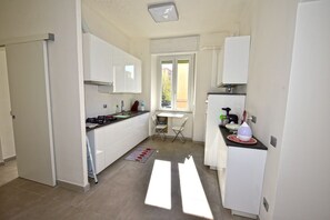 Frigorifero, forno, piano cottura, lavastoviglie