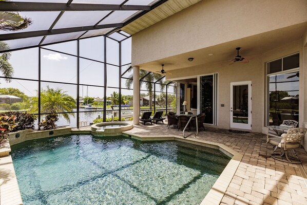 Lämmitetty uima-allas