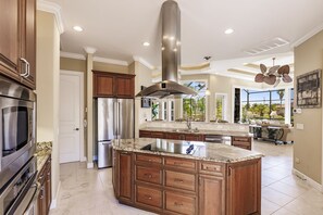 Jääkaappi, mikroaaltouuni, uuni, liesi