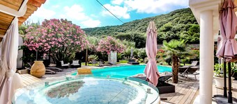 Villa in pietra bianca 18 persone con piscina 