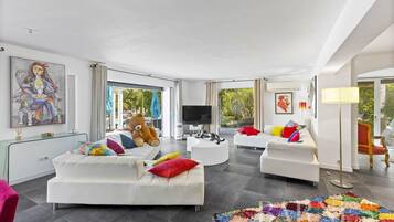 Télévision, baby-foot, espaces bureaux