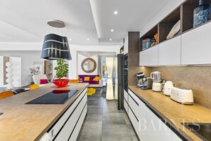 Fridge, microwave, oven, stovetop - Villa Petra Bianca Private swimming pool. 10 minutes walk from Bonifacio harbour. (Bonifacio)