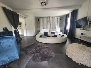 8 bedrooms, in-room safe, desk, iron/ironing board - Villa Petra Bianca Private swimming pool. 10 minutes walk from Bonifacio harbour. (Bonifacio)