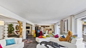 Télévision, baby-foot, espaces bureaux