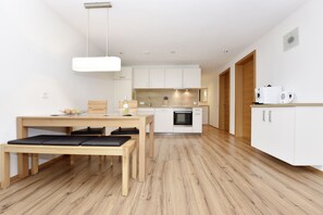 Fridge, oven, stovetop, dishwasher - New comfortable Feriewohnung with stunning views (Silbertal)