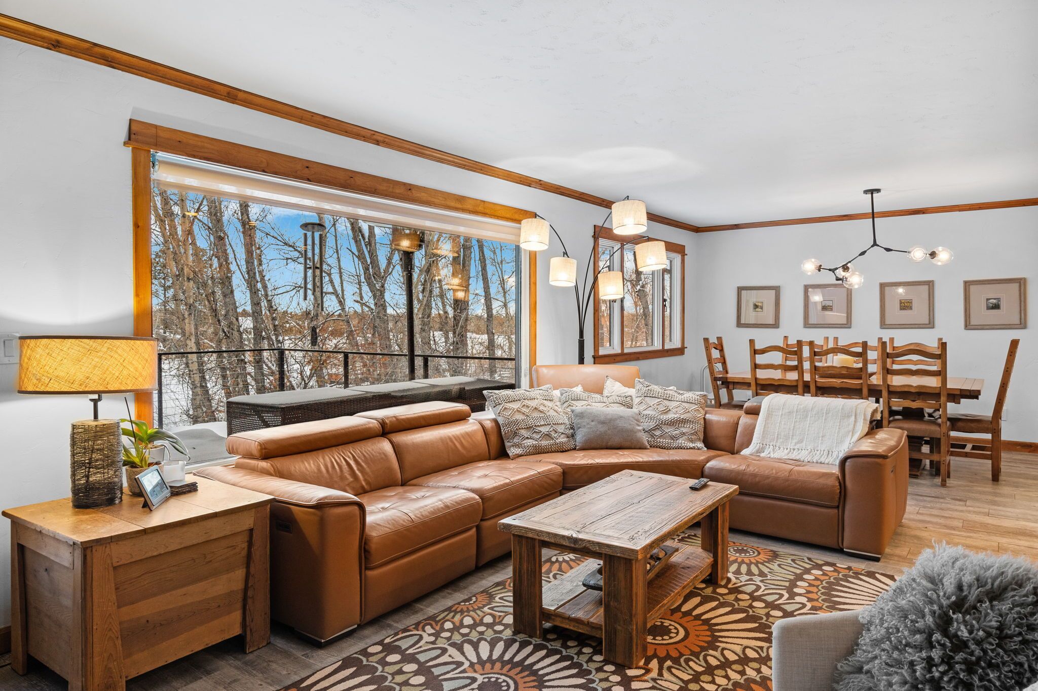 TV connectée, cheminée, livres, chaîne hi-fi